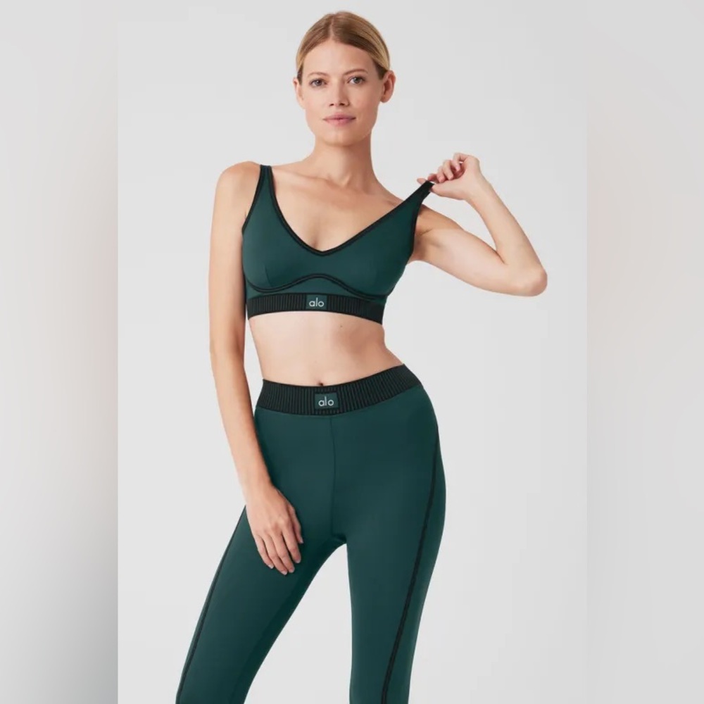 Alo Airlift 7/8 Line Up Green Sports Bra and Leggings Set
Pants(small) top(med)